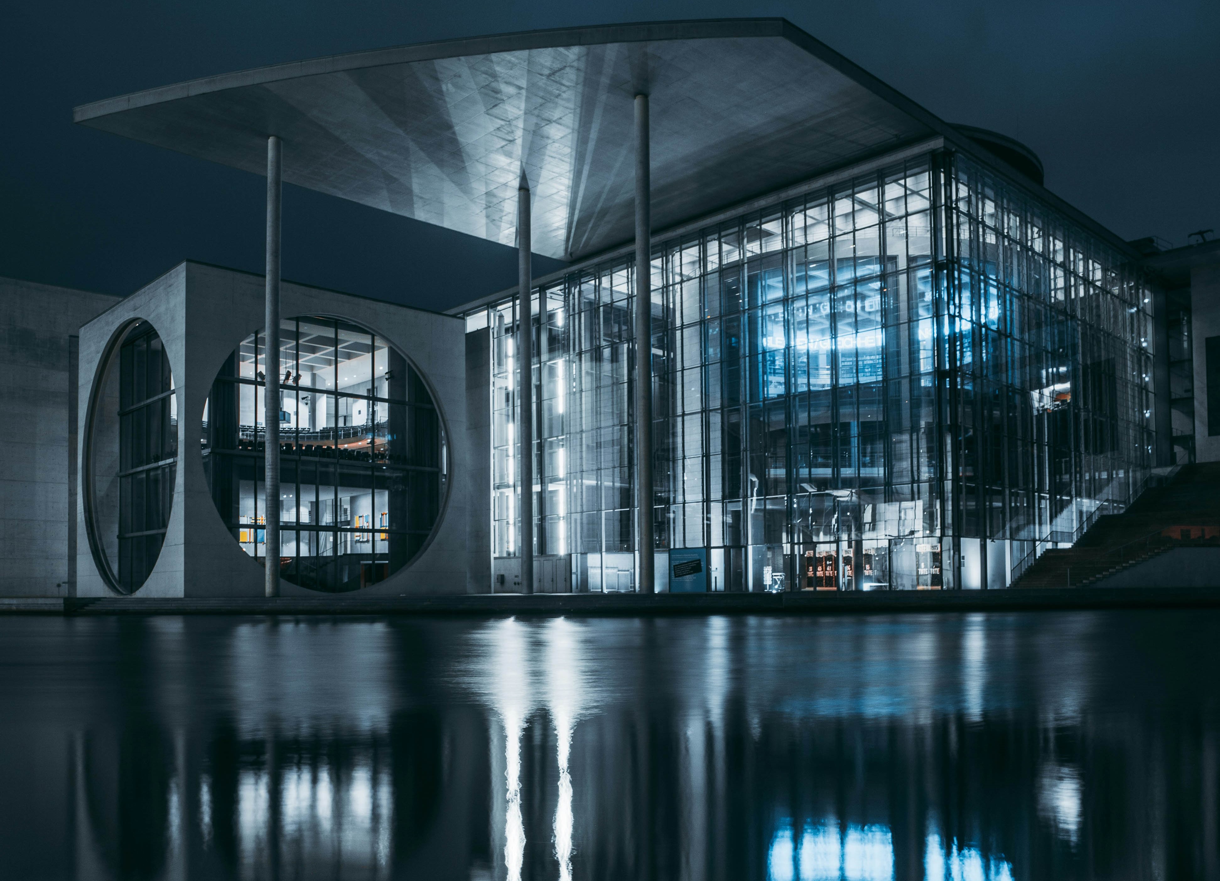 尊龙集团中国官方网站--2025全国两会主流媒体联动∣《“智造中国”新脉动》全景探访新松